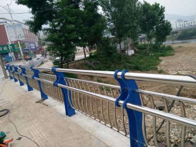 道路鏡光不銹鋼復合管護欄 1.2m 藍色